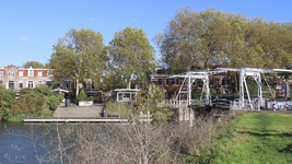 902779 Gezicht op de monding van de Leidsche Rijn in het Merwedekanaal te Utrecht, met rechts de Abel Tasmanbrug.